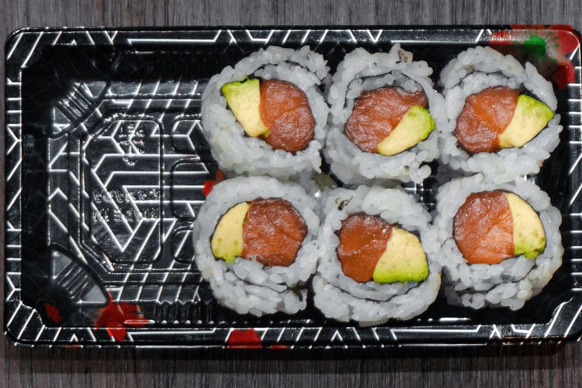CR06. Salmon and Avocado Roll (6 pcs)