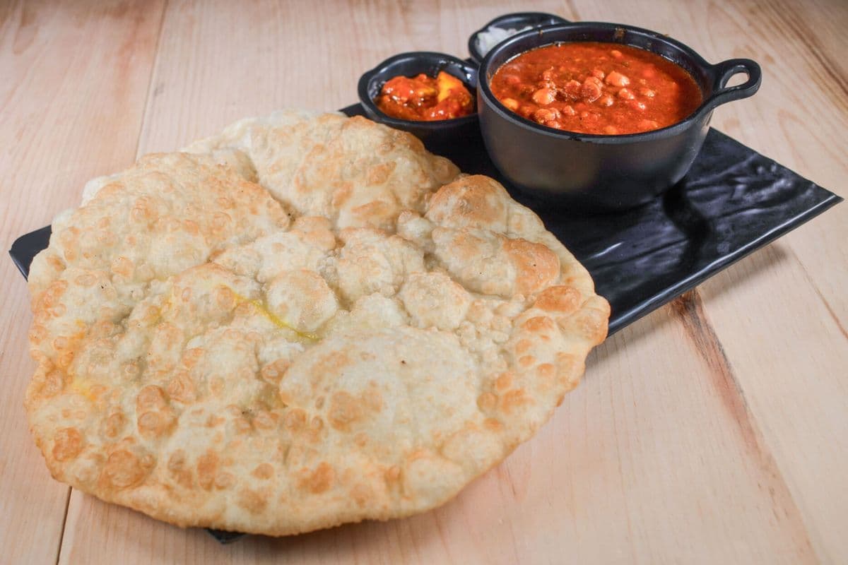 Chole Bhature (2 Pcs)