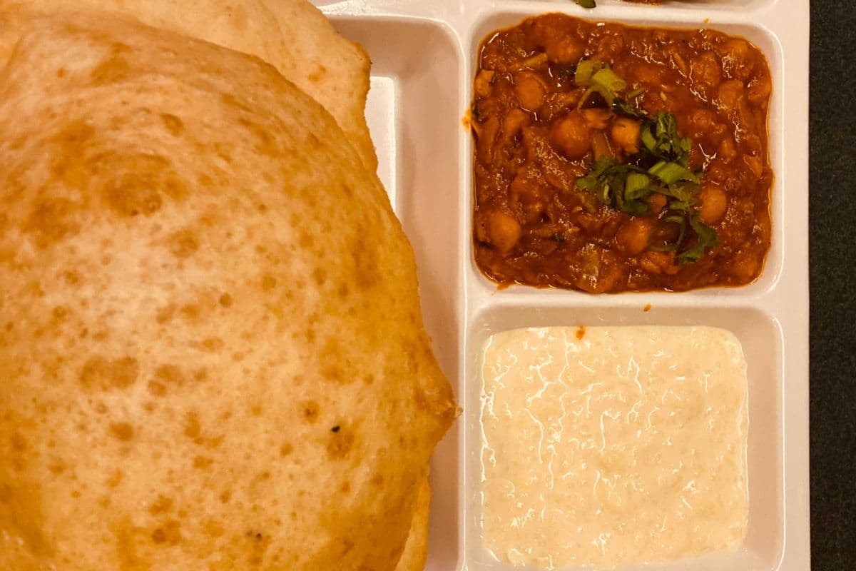 channa bhatura (400 Cal)