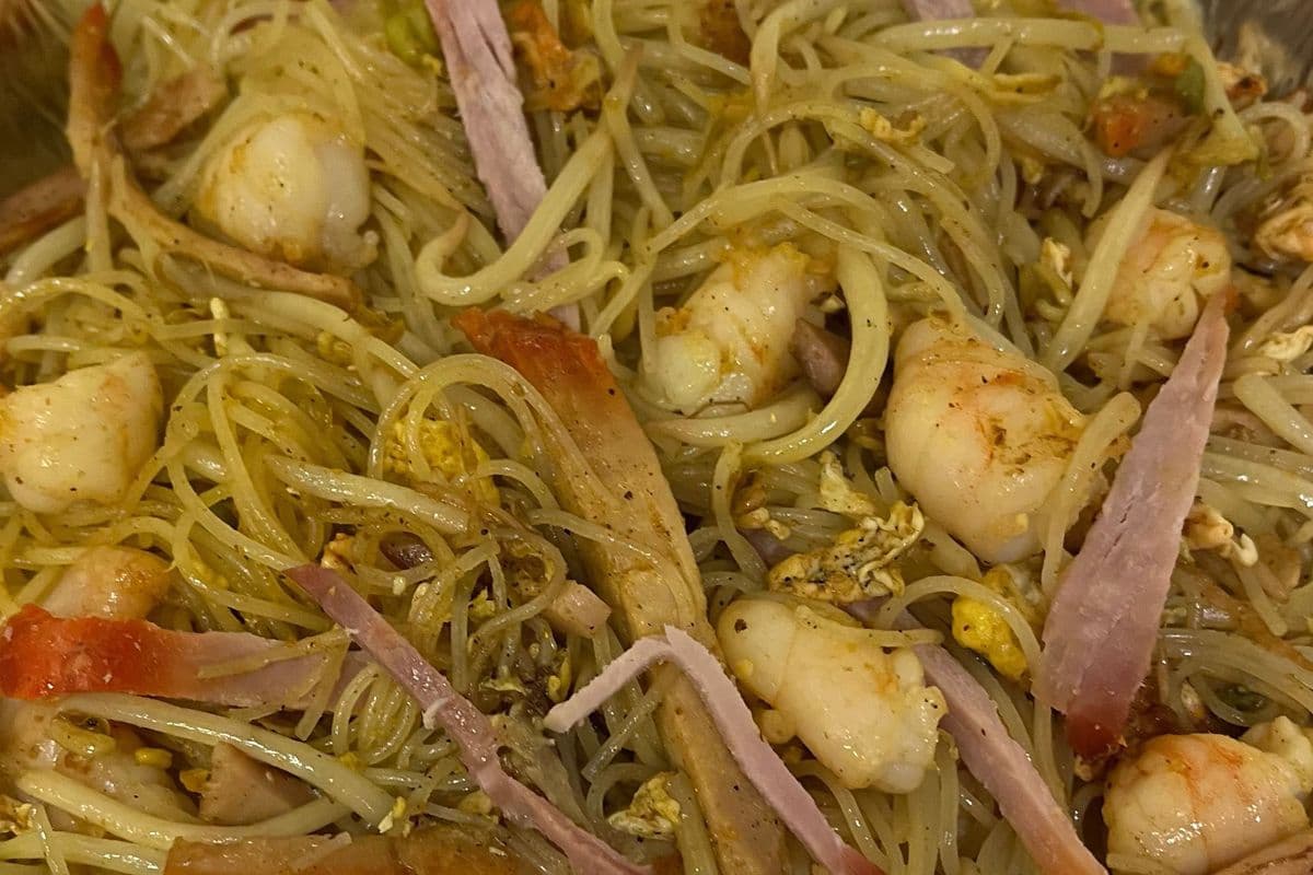 22c. Singapore-Style Vermicelli with Shrimp and Pork