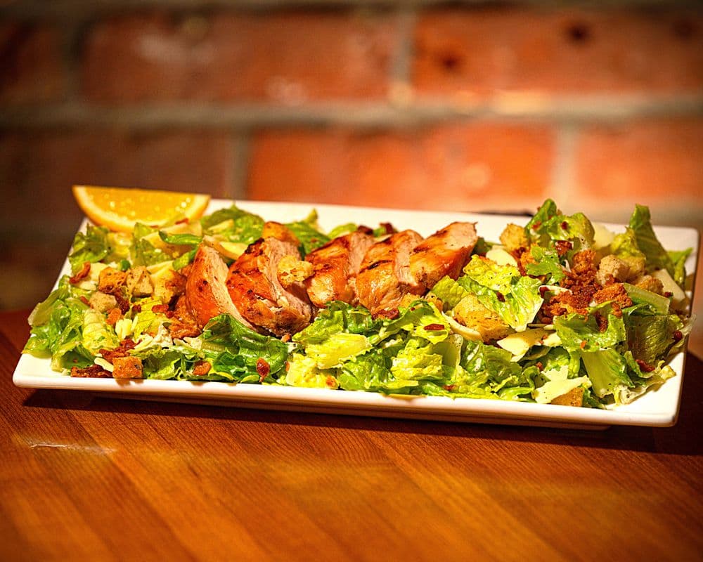Salade César plat au poulet