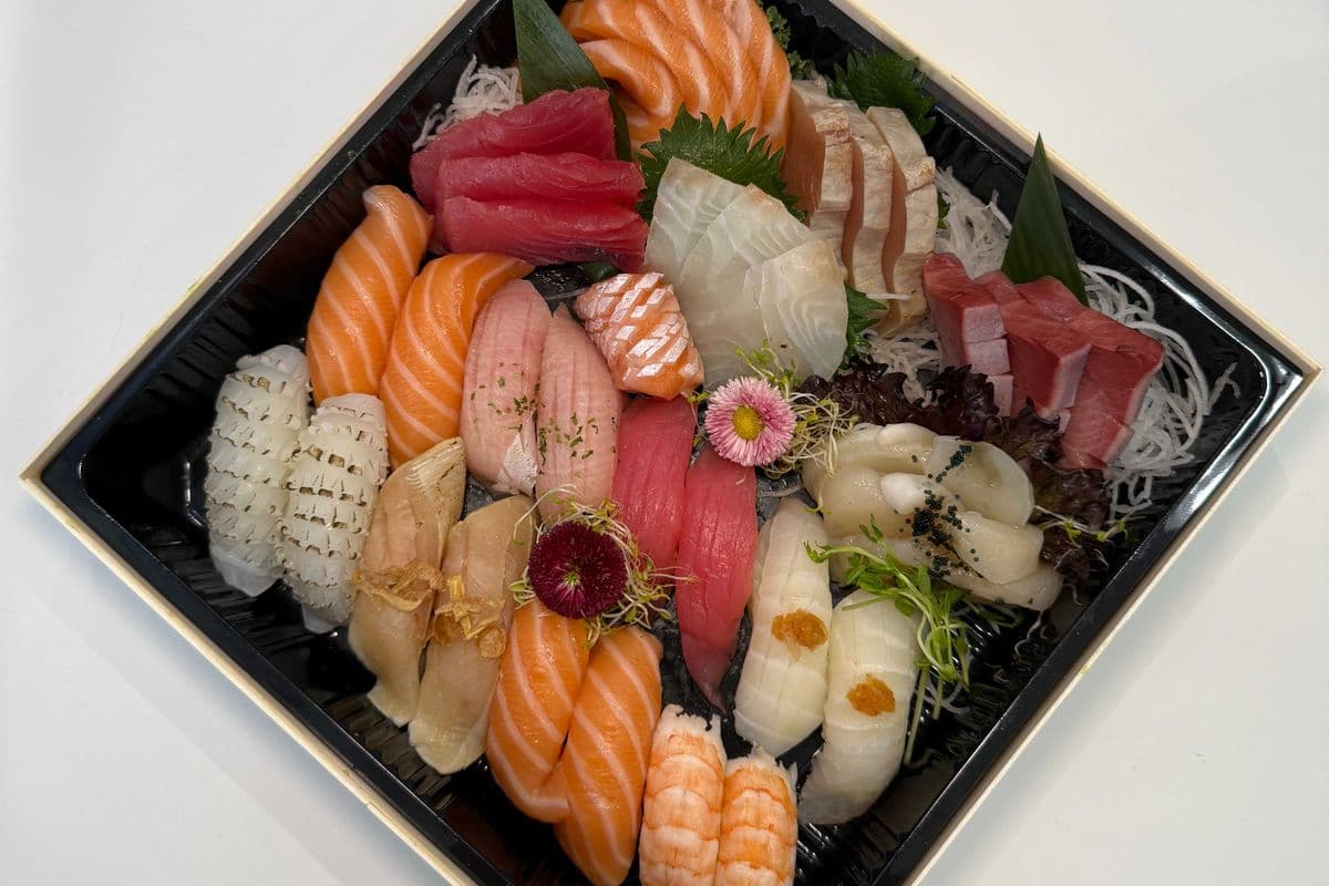 P15. Assorted Sashimi and Sushi (36 pcs) 刺身+壽司拼盤