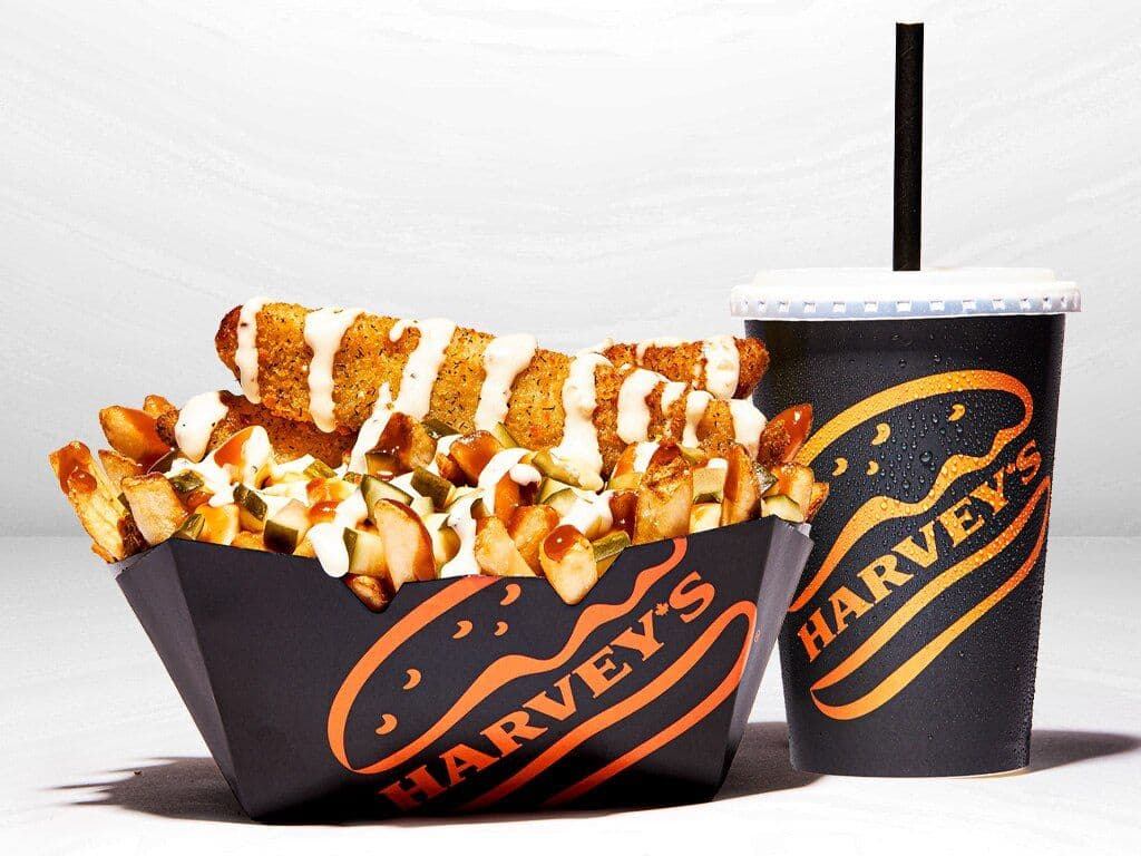 Poutine Triple cornichon, grand format avec boisson gazeuse 20 oz / Triple Pickle Poutine- Lg with a 20 oz drink