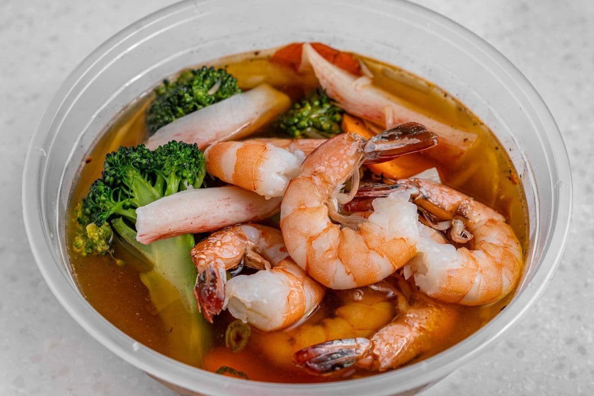 M.Soupe fruits de mer et nouilles(crevettes+ crabe+broccoli et chop suey)/Seafood noodles soup (with shrimp+crab meat and broccoli)