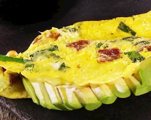 Omelette au avocat, bacon & épinards / Avocado, Bacon & Spinach Omelette