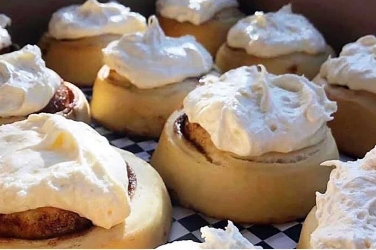 Cinnamon Roll with Vanilla Frosting (4 pc)