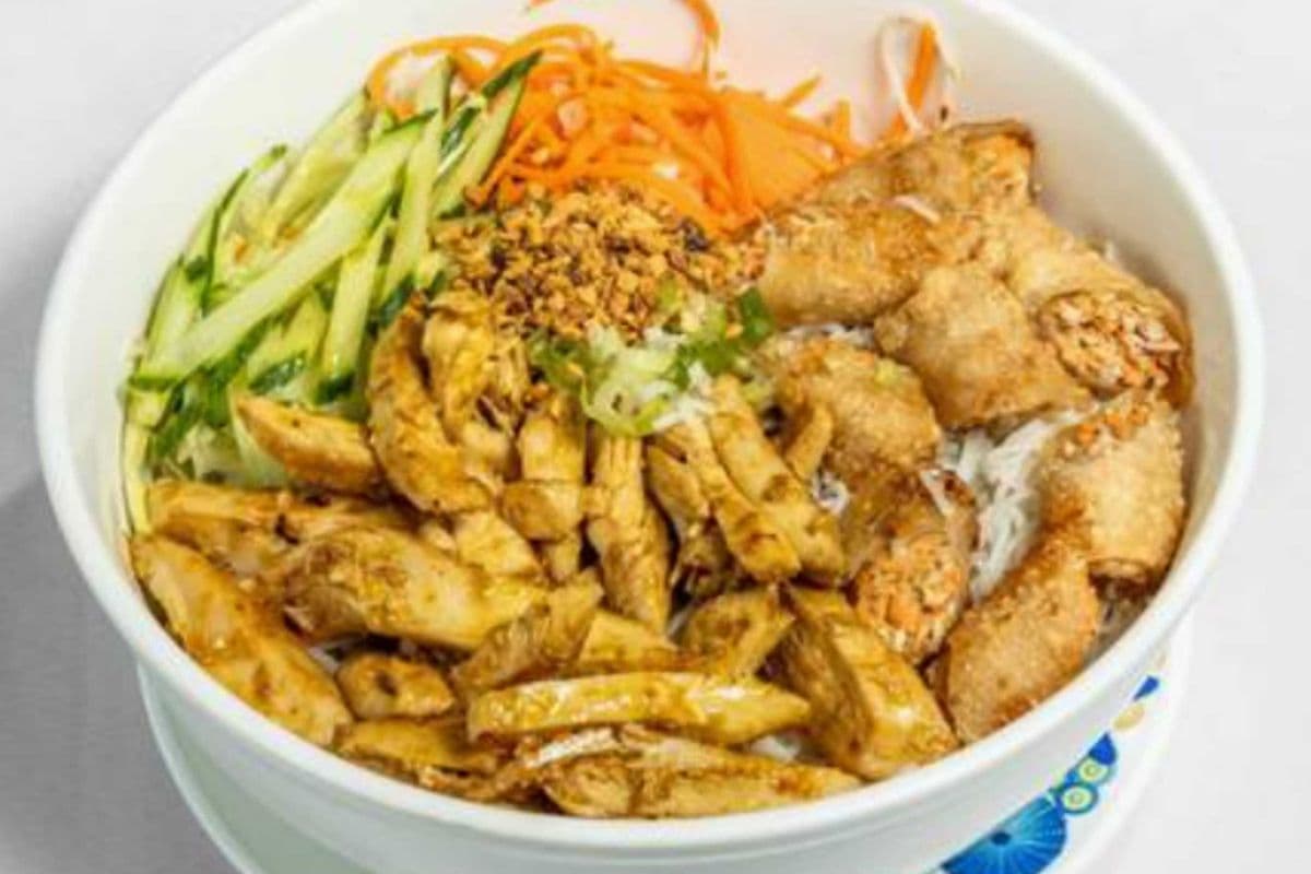 B22. Vermicelli with 2 Spring Rolls and Grilled Chicken