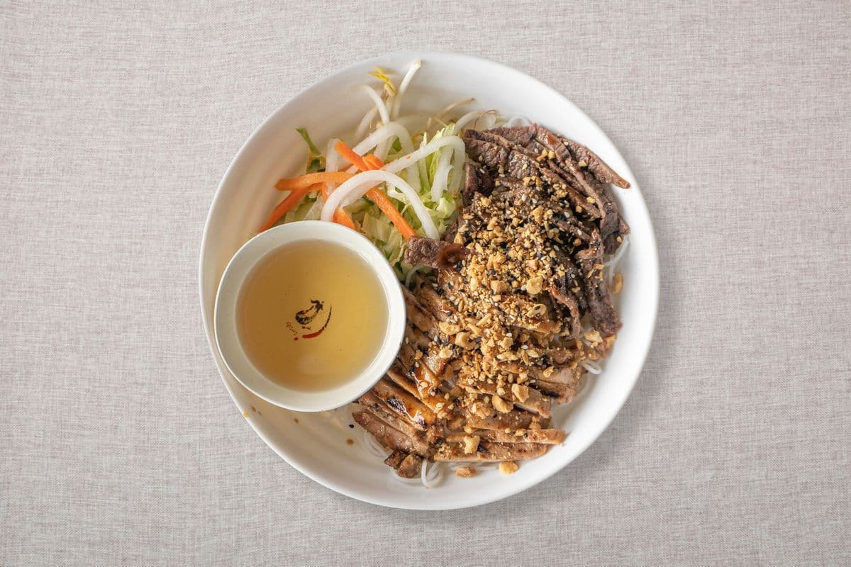 V4. Vermicelles avec poulet et boeuf grillé / Vermicelli with Grilled Chicken and Beef