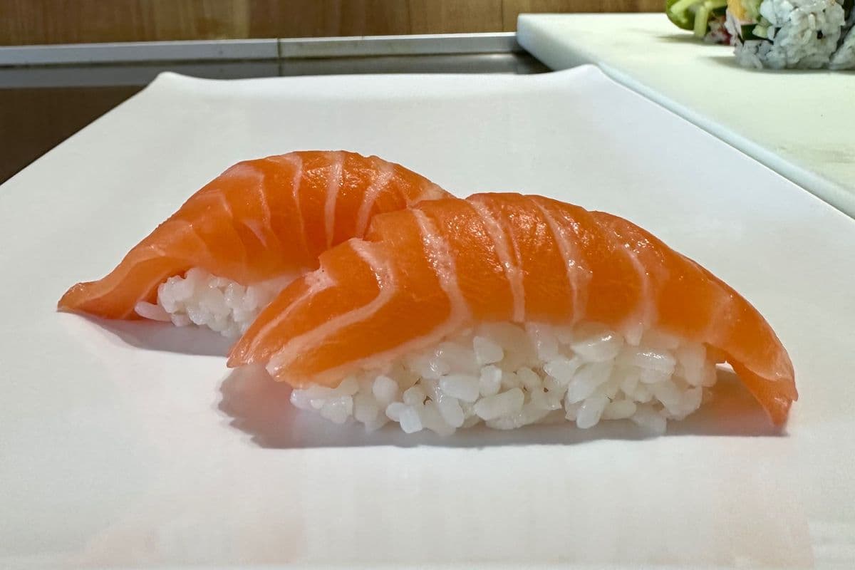 13. Nigiri sake (2 mcx) / Sake Nigiri (2 pcs)