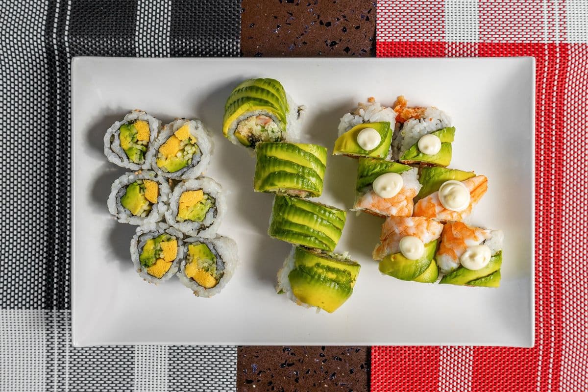 62. Avocado and Cucumber Maki (6 pcs)