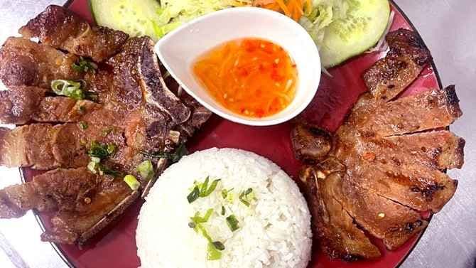 R2. Grilled Lemongrass Pork Chop (Cơm sườn Nướng Sa)