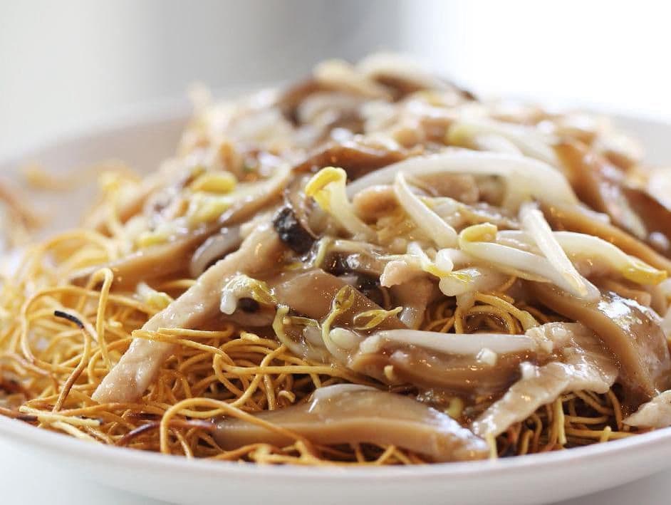 Shredded Pork with Bean Sprouts Crispy Chow Mein / 銀芽肉絲炒麵