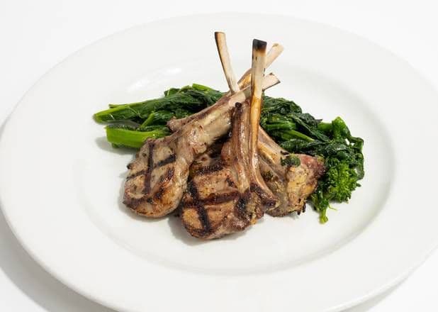 Costolette D’agnello Alla Griglia Con Dijon E Rosmarino