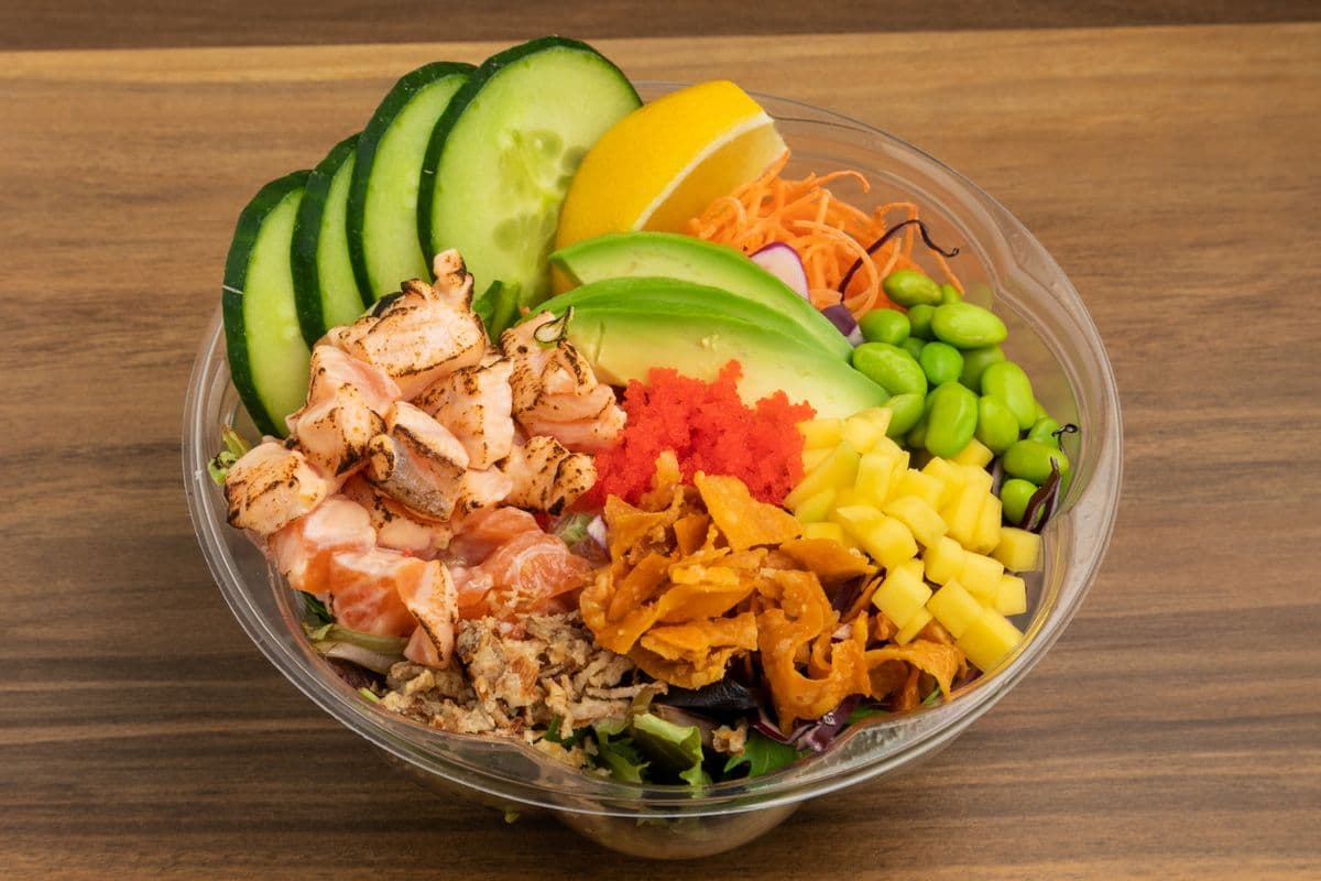 Bol poké au saumon flambé / Salmon Flamed Poke Bowl