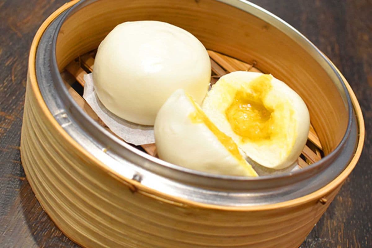 Steamed Creamy Custard Buns 流沙奶黃包