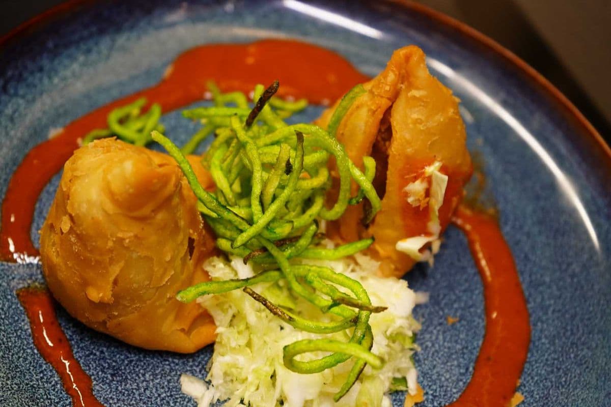 Samosa with Chutney (2 pcs)