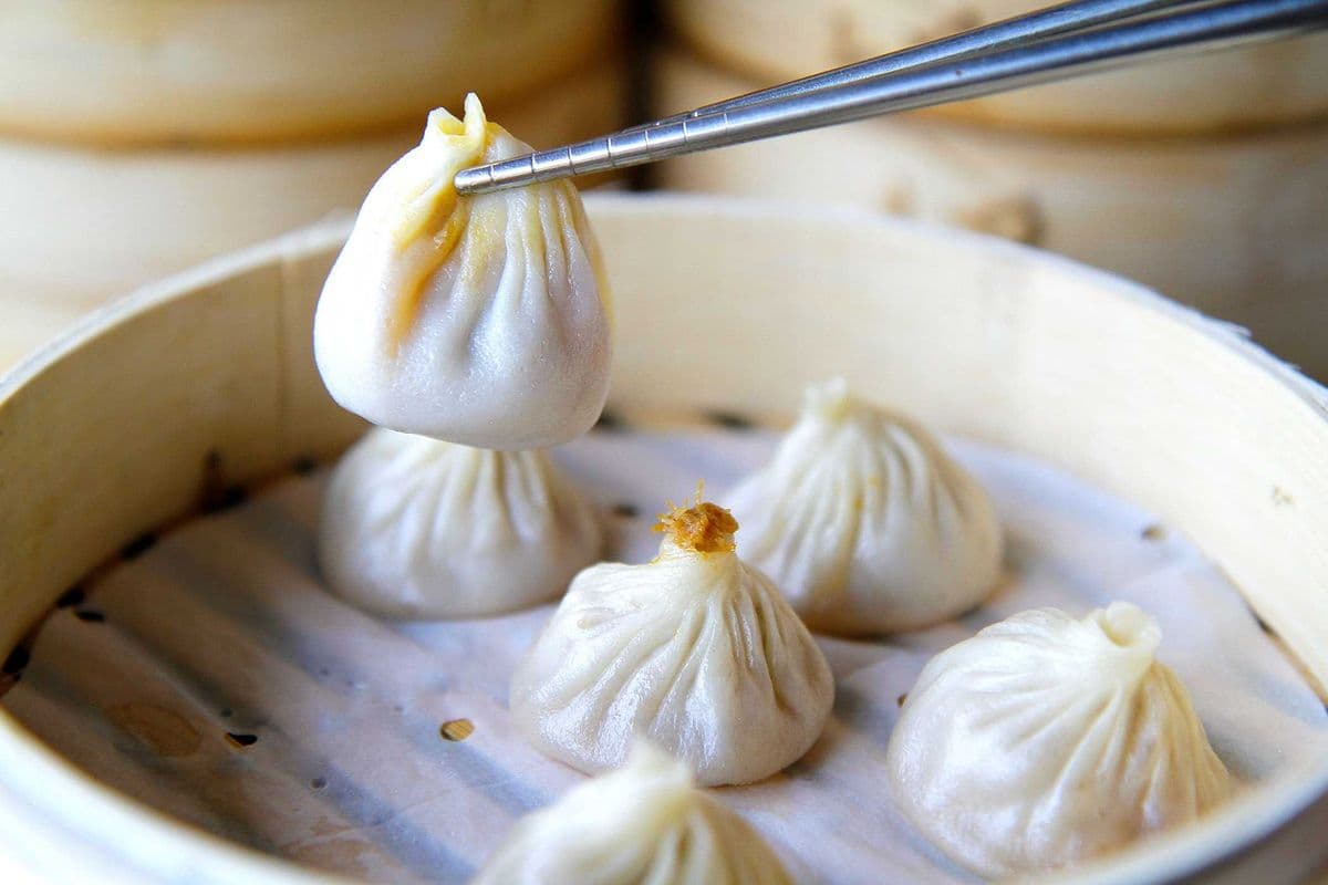 Steamed Crab Meat and Pork Soup Dumplings (8 pcs) 蟹黃小籠湯包