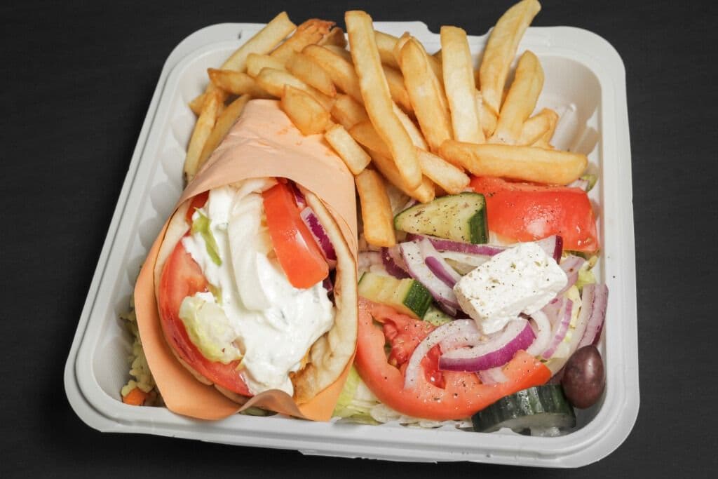 Assiette de souvlaki au poulet sur pita / Plate of Chicken Souvlaki on Pita