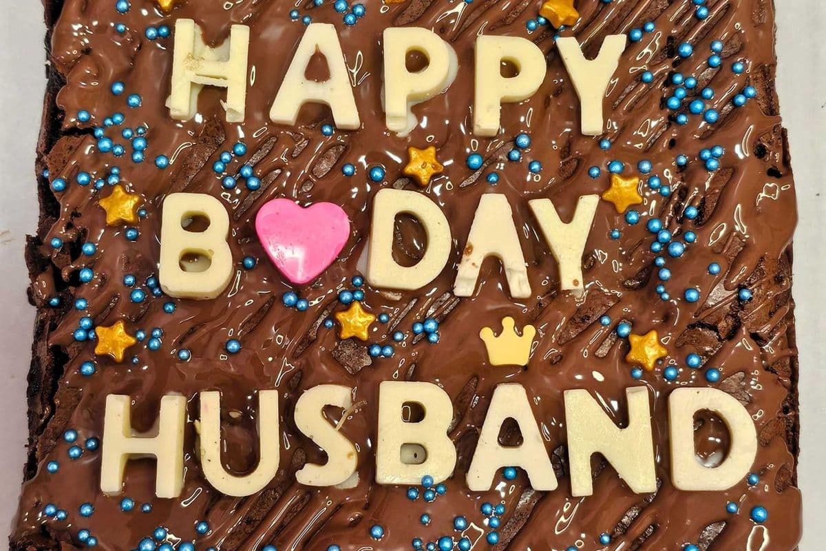 HAPPY B💙DAY Party-Sized Brownie Blast (18 pcs) ✨ (Brownie Géant Fête Éclatante)