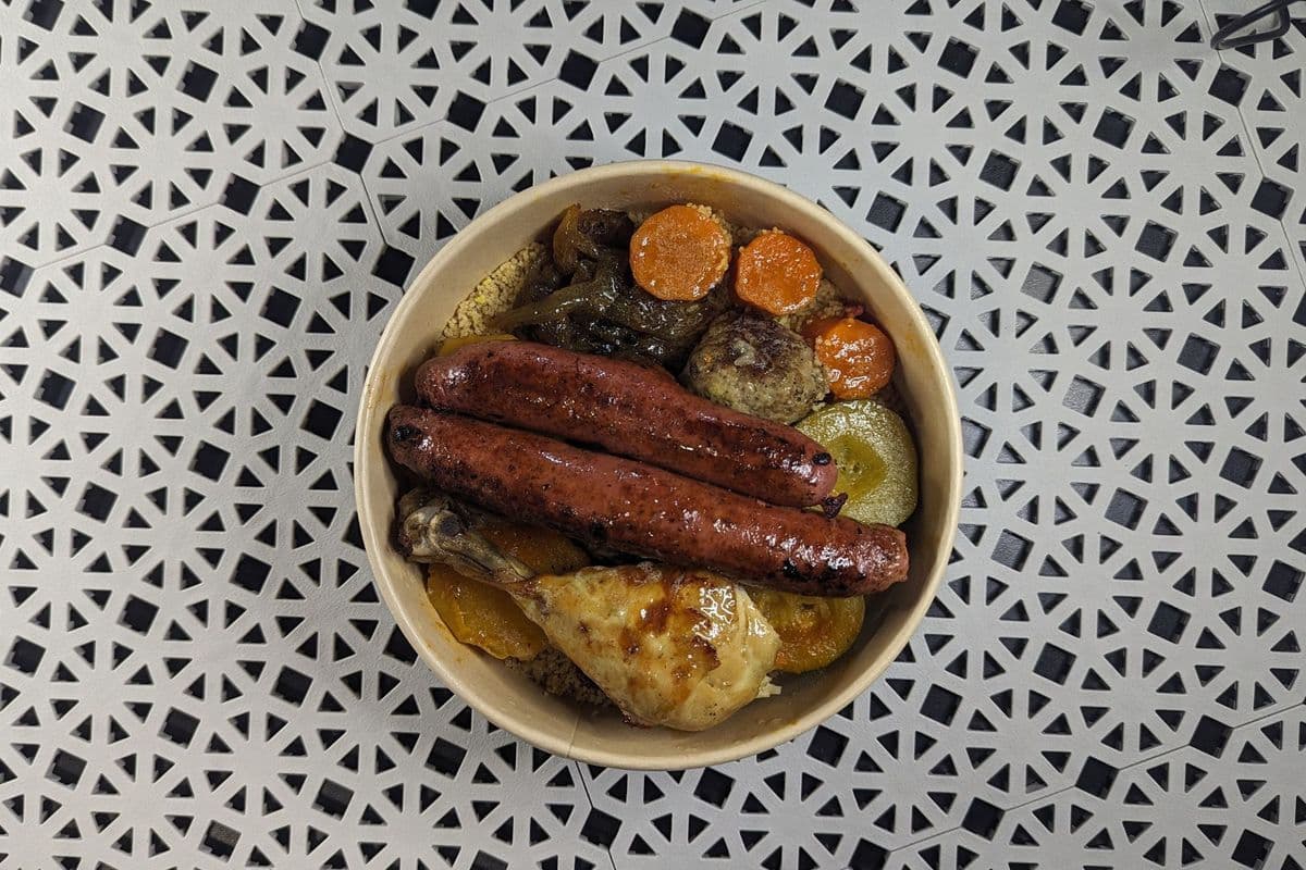 Couscous Royal (3 légumes, 3 viandes, sauce rouge)
