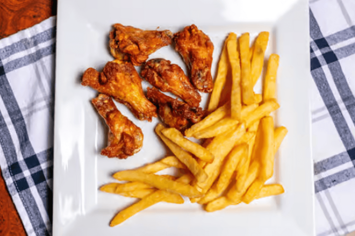Six mcx d'ailes de poulet avec frites / Six Pcs of Chicken Wings with Fries