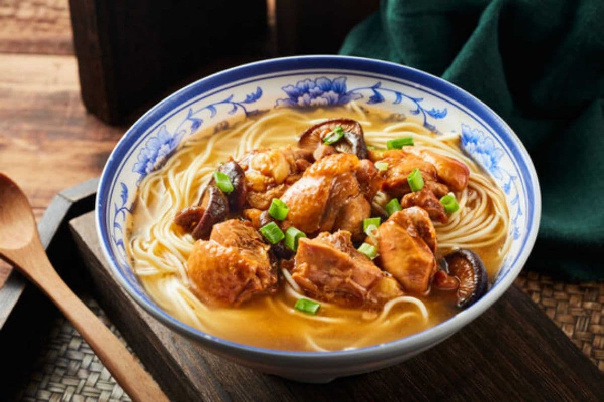 B6 Chef’s Special Chicken and Mushroom Noodle(香菇炖鸡面)