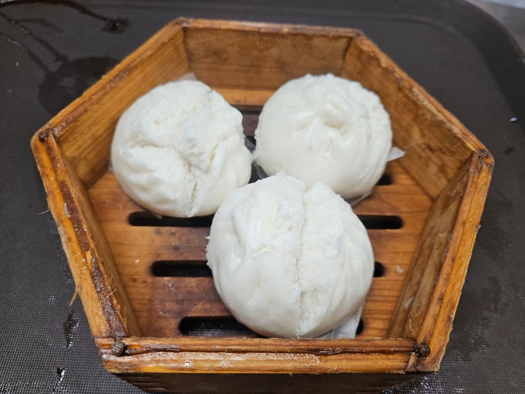 S10 Steamed Ginger chk buns