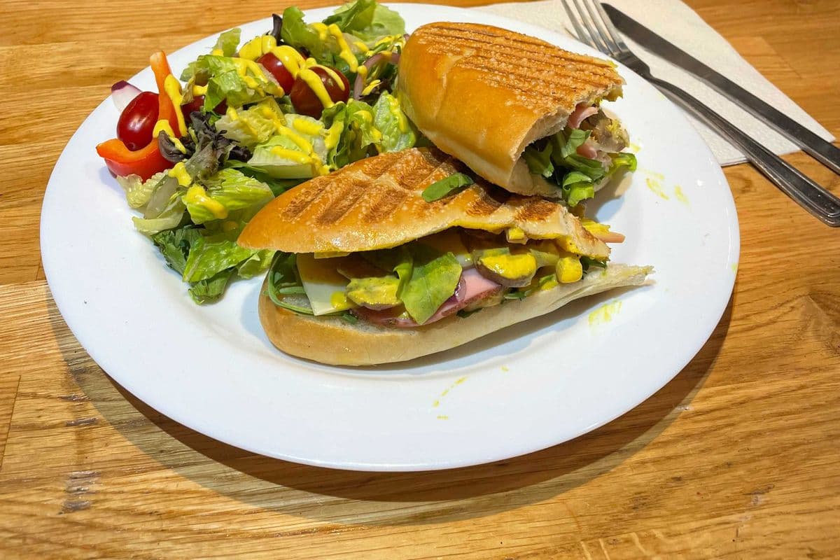Leonardo panini sandwich -3 viandes, capicollo, mortadella et salami accompagné de fromage, légumes et laitue