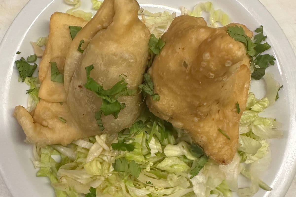1. Samosas aux Legumes (2 mcx / 2 pcs)