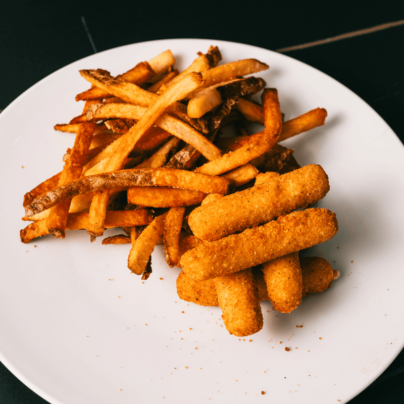 BATONNETS DE FROMAGE ET FRITES / CHEESE STICKS AND FRIES
