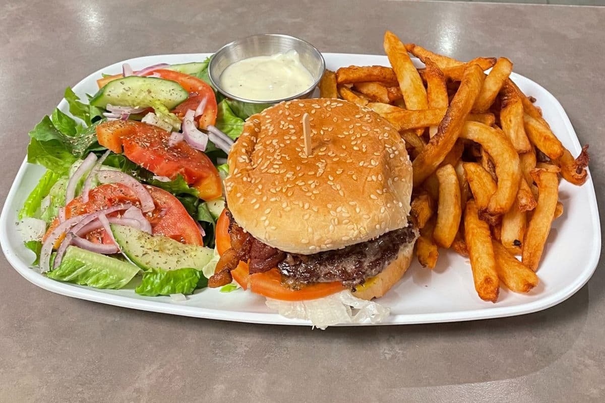 Assiette de hamburger deluxe avec bacon