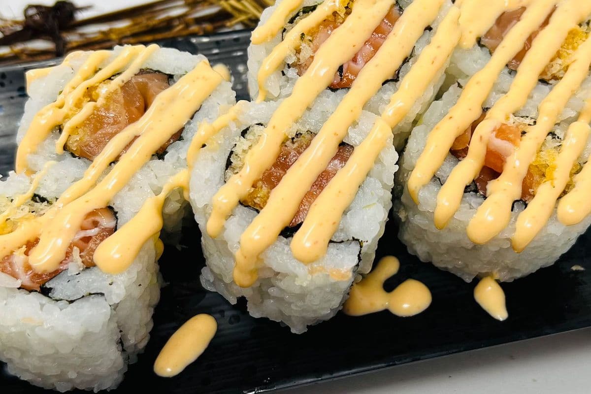 Spicy Salmon Roll (6 pcs)