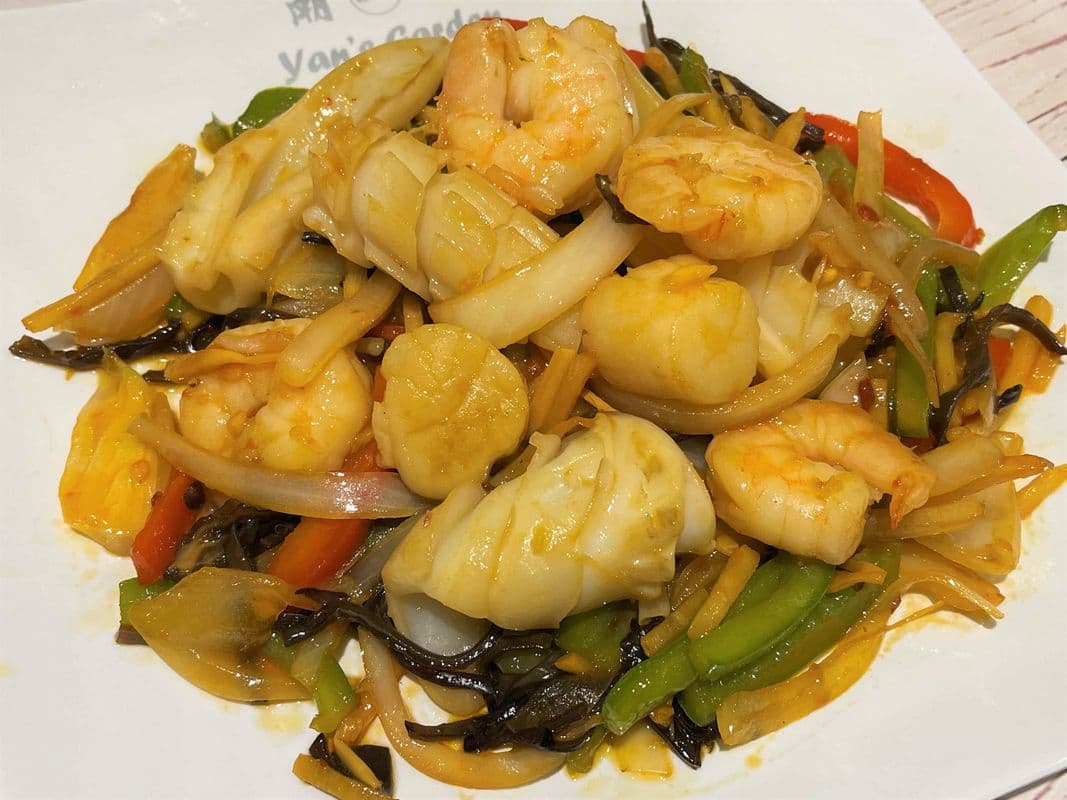 Prawns, Cod Fillet, and Squid in Chili Garlic Sauce / 魚香三鮮
