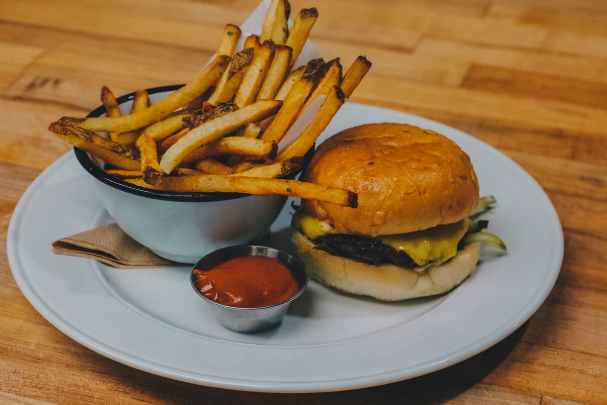 Cheeseburger and Fries (5 oz)