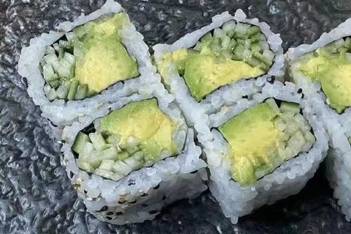 R05. Avocado Cucumber Roll ⽜油果⻘⽠卷