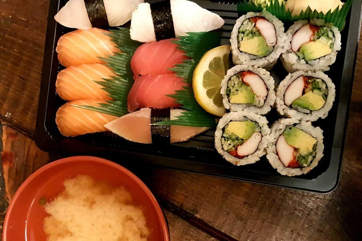 Sushi Regular (8pcs sushi and 6pcs roll)