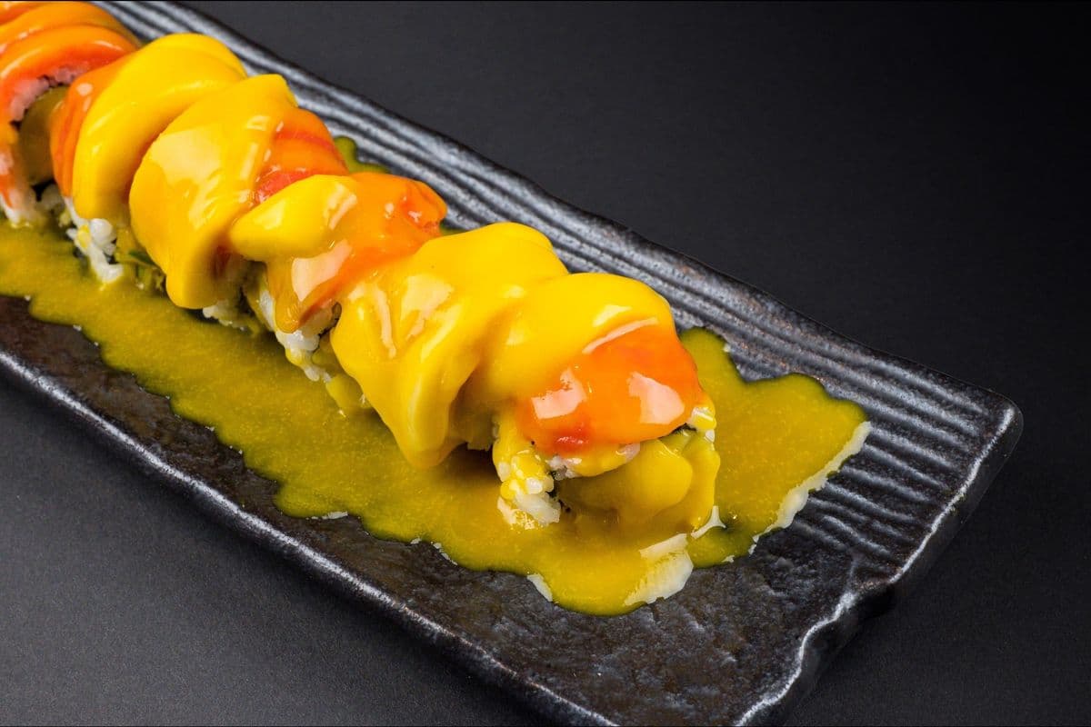 Mango Smoked Salmon Roll (8 Pieces)