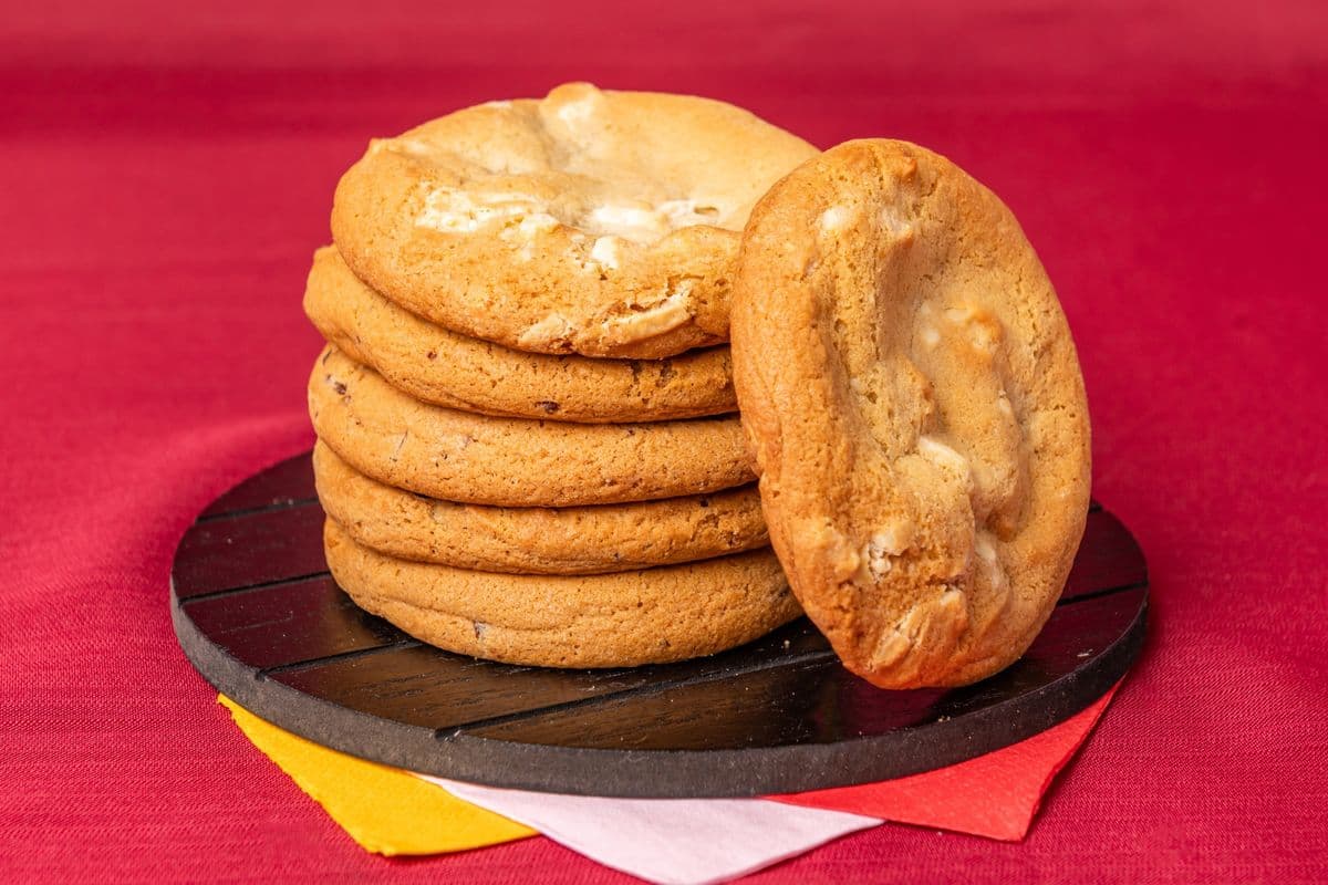 Macadamia White Chocolate Cookie