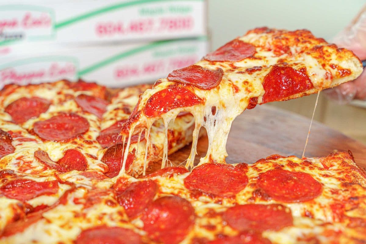 Large Deluxe Pepperoni Pizza