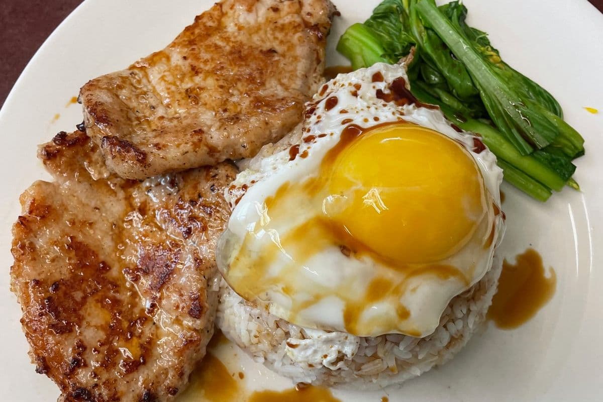 H1 - Pan-Fried Pork Chop (2 pcs) and Egg with Rice 豬扒煎蛋飯