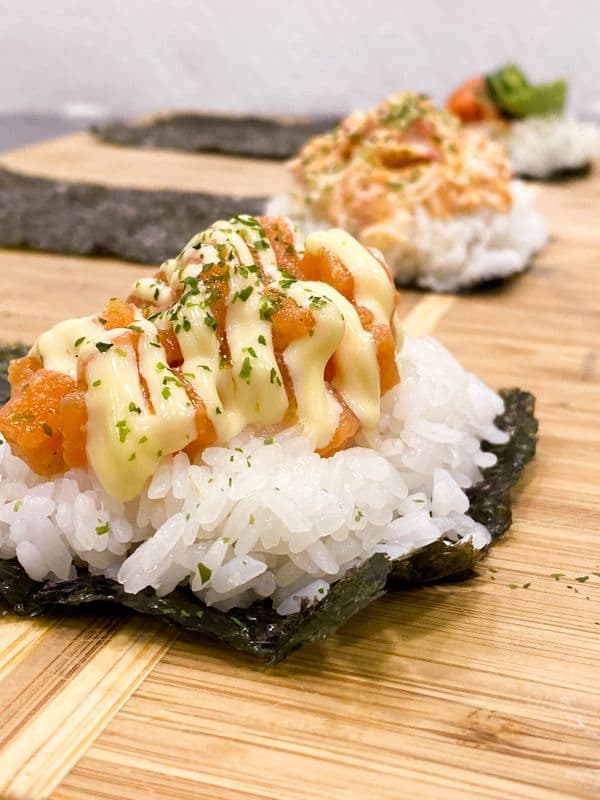 ZESTY SALMON HAND ROLL