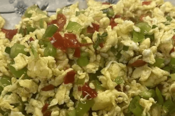 Scrambled Egg with Green and Red Pepper 饭扫光双椒炒蛋