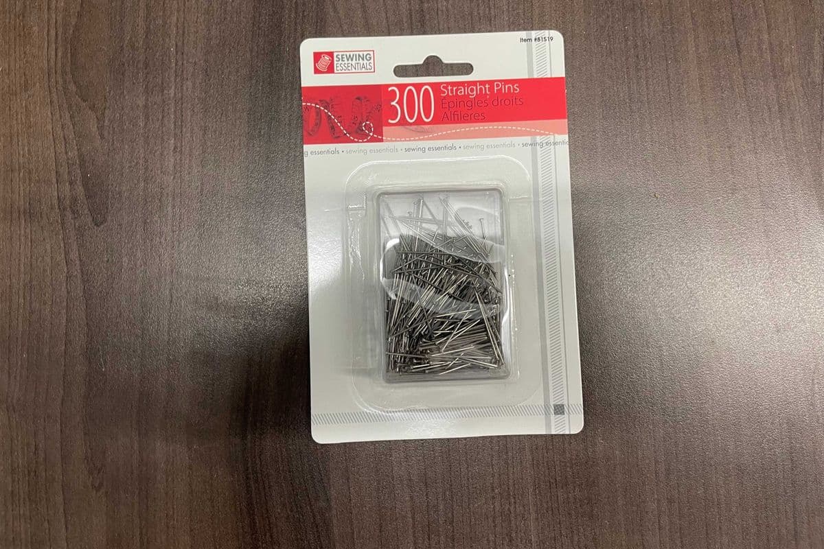 300 Straight Pins with Case