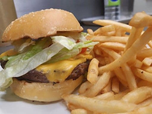 Menu pour enfants - Hamburger au fromage avec frites / Kids' Menu - Cheeseburger and Fries