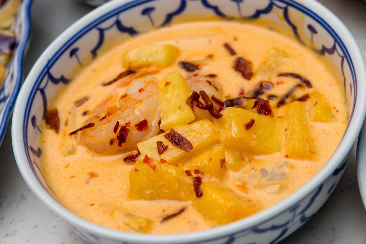 Pineapple Shrimp Curry (Gaeng Kua Sapparot)