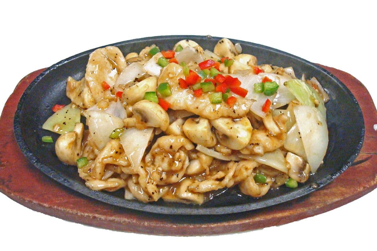 195. Chicken or Mushroom in Black Pepper Sauce 鐵板黑椒磨菇雞片