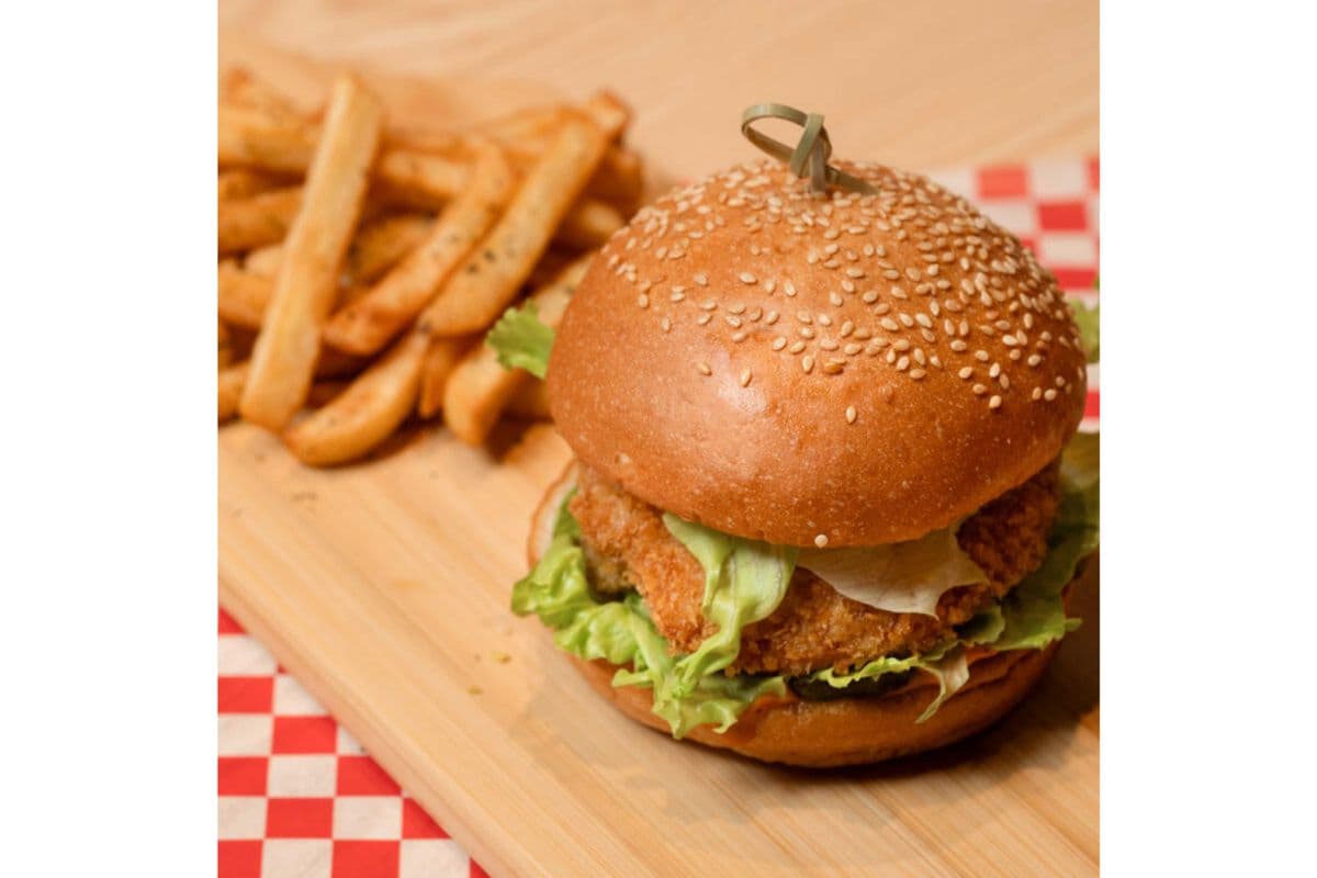 #14 Combo : 1 burger au poulet, + frites + 1 coke.