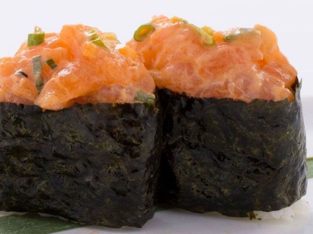Spicy Salmon Sushi (2pcs)