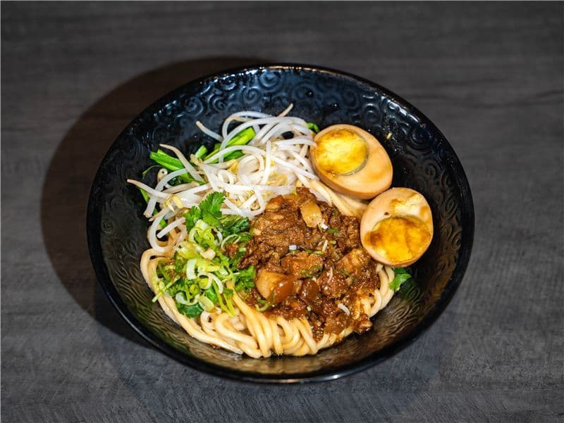 F02 Noodle in House Special Meat Sauce F02 古早味乾拌麵(含滷肉汁)