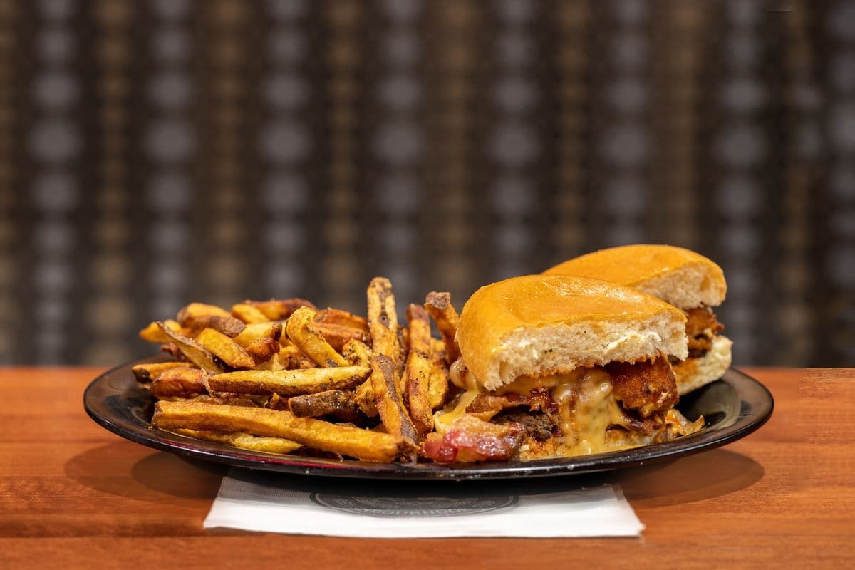 Bacon Mac and Cheese Burger